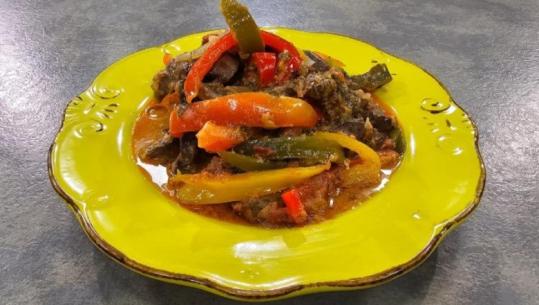 Mëlçi viçi me speca dhe qepë të karamelizuara nga zonja Albana