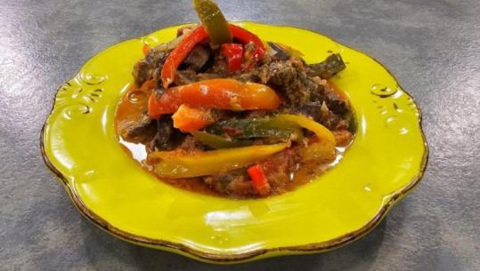 Mëlçi viçi me speca dhe qepë të karamelizuara nga zonja Albana