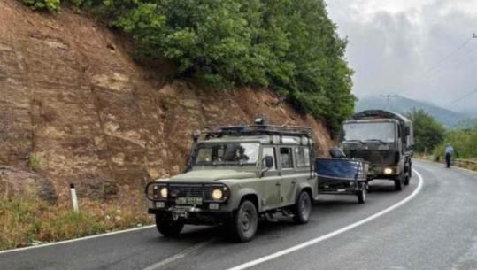 Kosovë/ Automjetet në rrugët e Mitrovicës, policia: FSK-ja qëndroi gabimisht në Veri