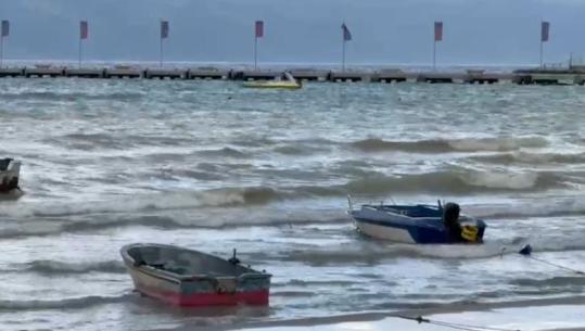 Moti i keq pezullon aktivitetin detar në Vlorë, ndalohet lundrimi i mjeteve të vogla deri ditën e nesërme