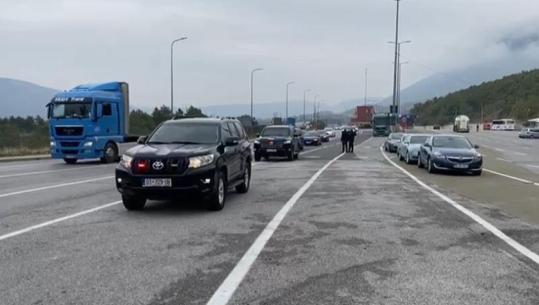 Vjosa Osmani ‘tradhton’ Albin Kurtin, vjen në Tiranë për protestën ‘Liri për Çlirimtarët’ (VIDEO)