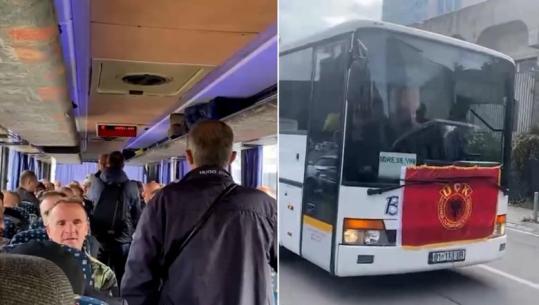 VIDEOLAJM/ ‘UÇK zemra e Kosovës’, me këngë patriotike, shqiptarët e Kosovës nisen me autobusë drejt Tiranës për protestën e UÇK-së