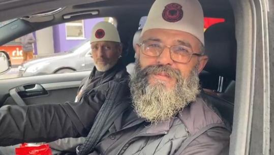 Protesta në 'Sheshin Skënderbej'/ Me qeleshe dhe simbolin e UÇK edhe Tetova drejt Tiranës: Presim ish-krerët të lirohen (VIDEO)