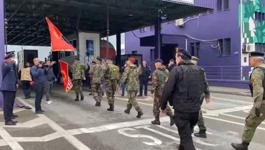 Morinë/ Me uniforma dhe kalojnë kufirin në këmbë, veteranët e UÇK-së nisen masivisht drejt Tiranës për protestën (VIDEO)