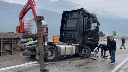 Aksident në Kukës–Morinë! Kamioni përmbyset vetëm pak metra nga kufiri me Kosovën, plagoset drejtuesi