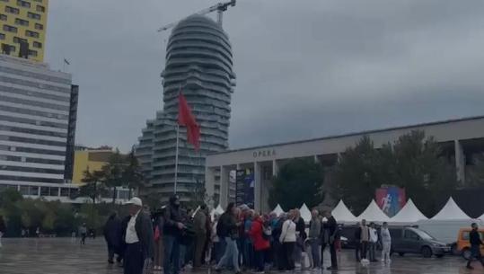 Në prag të tubimit për ish-krerët e UÇK, mblidhen protestuesit e parë në Sheshin Skënderbej (VIDEO)