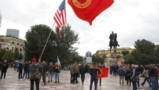 Tiranë/ Dy orë nga fillimi, sheshi ‘Skëndërbej’ fillon të mbushet me protestues (VIDEO)