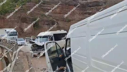 Elbasan/ Aksident në aksin Librazhd-Prrenjas, përplasen dy furgona, s'ka të lënduar