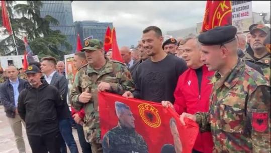 VIDEOLAJM/ Me flamurin e UÇK në duar, djali i Hashim Thaçit krah Taulant Ballës në sheshin Skënderbej