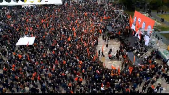 Tirana jehon kuqezi, Report Tv sjell pamjet me dron nga protesta për ish-krerët e UÇK-së (VIDEO)