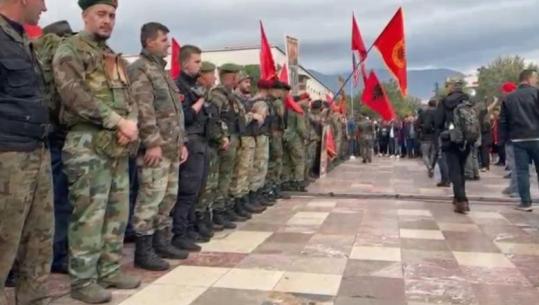 VIDEOLAJM/ Veteranët e UÇK-së rreshtohen para memorialit, nderojnë Skënderbeun