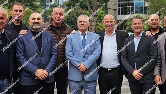 Pasi theu urdhrin e Berishës, Bujar Leskaj bën fotografi me Ulsi Manjën dhe Pjerin Ndreun në protestën pro UÇK në Tiranë