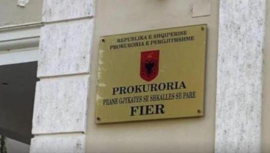 Ushtroi dhunë dhe keqtrajtoi djalin e mitur, Prokuroria Fier dërgon për gjykim babain për dy vepra penale