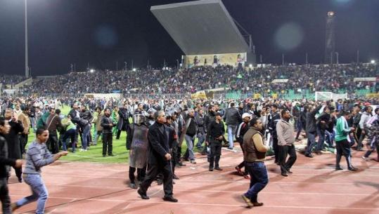 Tragjedia e Port Said/ Ndeshja më e dhunshme në historinë e futbollit mori 74 jetë, 10 persona u dënuan me vdekje (VIDEO)