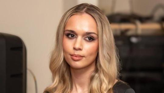 ‘Trim mbi trima Gjergj Kastrioti’, shqiptarja që fitoi ‘Miss Amerika’ mahnit publikun në gjuhën shqipe (VIDEO)