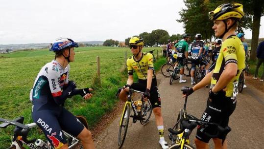 E frikshme në Turin e Holandës, makina del përballë çiklistëve! Pezullohet gara