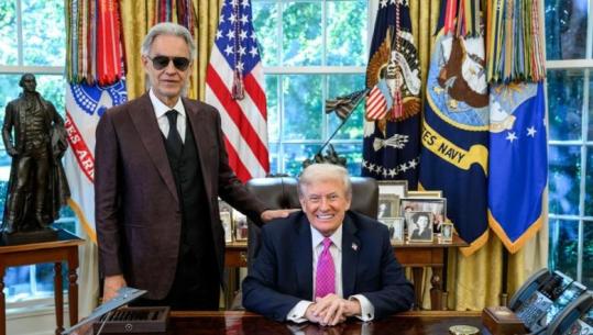 VIDEOLAJM/ Trump mirëpret tenorin e njohur italian në Zyrën Ovale, Andrea Bocelli këndon live për presidentin amerikan