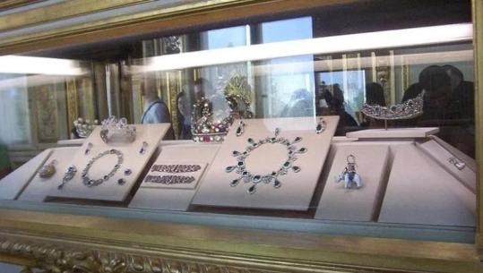 Grabitje spektakolare në Muzeun e Luvrit, vidhen brenda 4 minutash bizhuteritë e familjes perandorake Bonaparti! Vizitorët në panik (VIDEO)