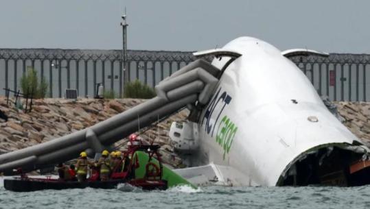 Aeroplani i mallrave përfundoi nga pista e Aeroportit të Hong Kongut në det, 2 të vdekur (VIDEO)