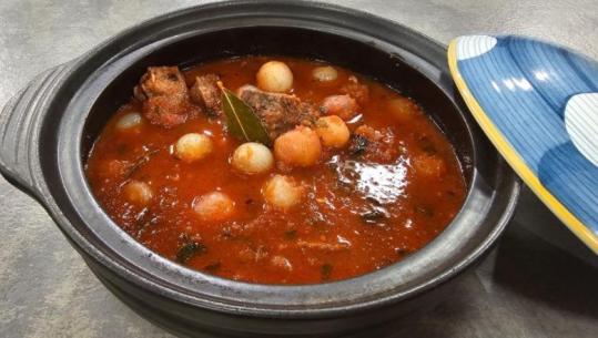 Çomlek i shijshëm me mish, receta speciale e përgatitjes në shtëpi nga zonja Albana