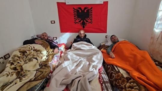 Fier/ Gjashtë ditë në grevë urie, përkeqësohet gjendja e naftëtarëve në Marinzë, njëri prej tyre humb ndenjat (VIDEO)