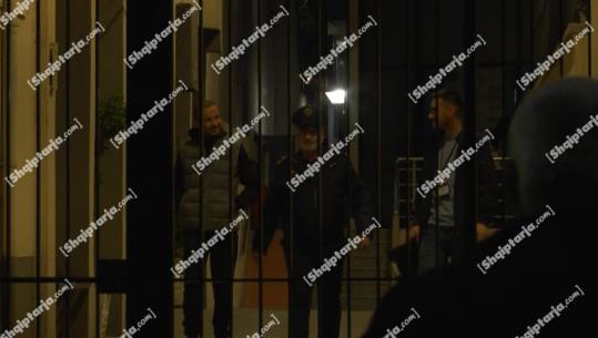 U arrestua pasi kanosi në gjyq prokurorin, Report Tv siguron pamjet e lirimit nga qelia të avokatit Ulian Barjami (VIDEO)