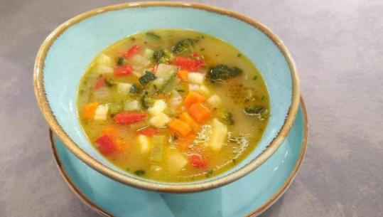 Supa kolagjen! Supë me perime dhe lëng kockash nga zonja Albana