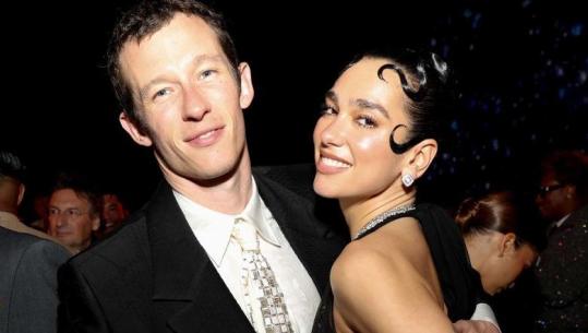 Takimi i parë romantik i Dua Lipës me të fejuarin e saj, aktori Callum Turner rrëfen detajet e natës së ‘çmendur’