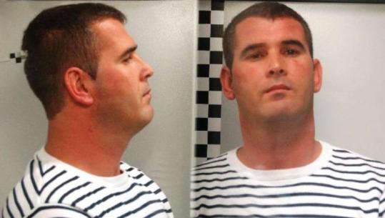 Përndoqi 16-vjeçaren me urdhër të Jetmir Llanajt nga burgu, shpallet në kërkim 27-vjeçari! Nën hetim nipi i tij, kanosi të miturën për të tërhequr denoncimin