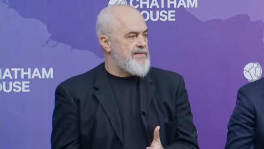 Rama 'thumbon' Farage nga Londra: Më kërkoi të vizitonte Shqipërinë më 28 nëntor, i thash të gjejmë datë tjetër se do dukesh i vogël para heroit tonë kombëtar( VIDEO)