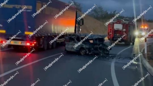 Aksident në aksin Pogradec–Korçë, 2 makinat përplasen 'kokë më kokë', njëra merr flakë (VIDEO)