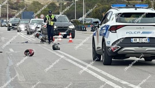 Makina përplas motorin në aksin Korçë-Pogradec, plagosen burrë e grua