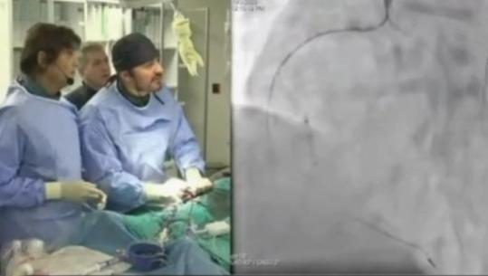 Kardiologu shqiptar ndërhyrje të rrallë koronare, qindra mjekë të huaj e ndjekin live (VIDEO)