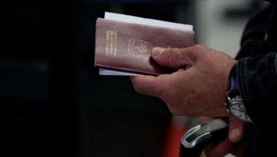 Britania sanksionon rrjetin kosovar që e akuzon se falsifikoi dokumente për kontrabandistë njerëzish