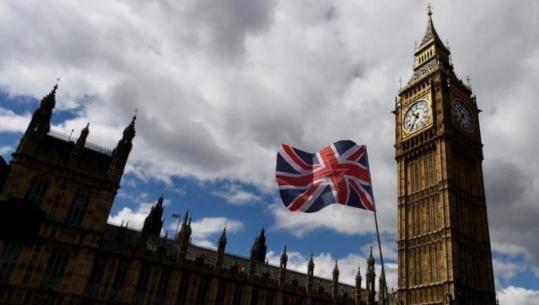 'S'ka më varka e pasaporta false', Britania e Madhe me 'dorë të hekurt': Do shkatërrojmë bandat shqiptare që trafikojnë njerëz drejt Anglisë