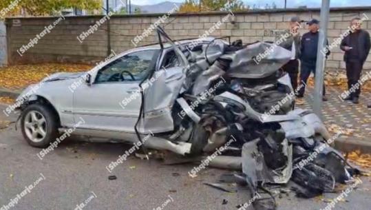 Kukës/ Shoferi përplas makinën e parkuar dhe e bën copash, ikën nga vendi i ngjarjes(VIDEO)