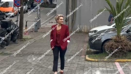 Monika Kryemadhi shkon në GJKKO me duar në xhepa dhe e buzëqeshur (VIDEO)