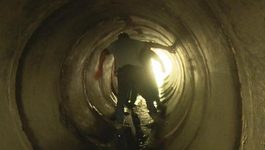 Bishani, fshati ku banorët bëjnë ‘akrobaci’ nëpër tuba për të shkuar në arat e tyre