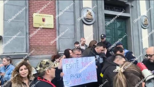 Naftëtarët e 'Bankers' në grevë prej 10 ditësh, qytetarët protestë te Ministria e infrastrukturës: Uria e tyre turpi i një shteti të pasur me naftë, por të varfër me drejtësi