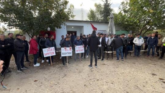 Fier/ Naftëtarët e ‘Bankers Petroleum’ prej 10 ditësh në grevë, punonjësit protestë para kompanisë: Inxhinierë, por të mjerë! Grevisti: Derisa të vijë të na marri ambulanca këtu do të jemi