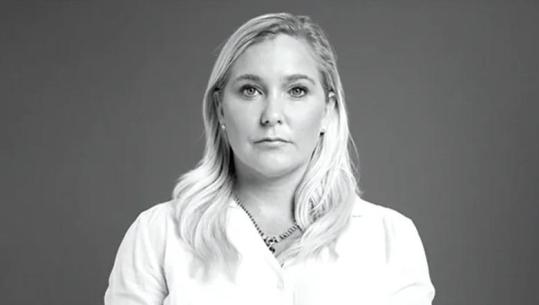 ‘Tallej ndërsa i lutesha të ndalonte’, rrëfimi shokues i shkrimtares Virginia Giuffre, kush është kryeministri që e ka përdhunuar?