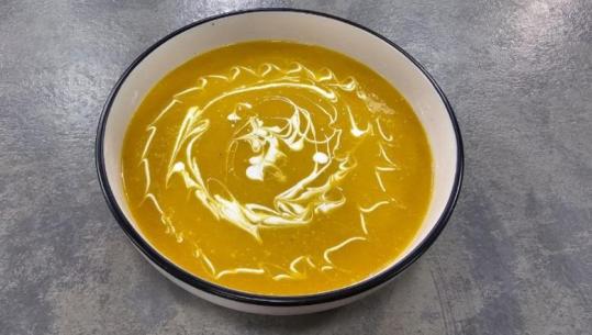 Supë me kungull të verdhë nga zonja Albana