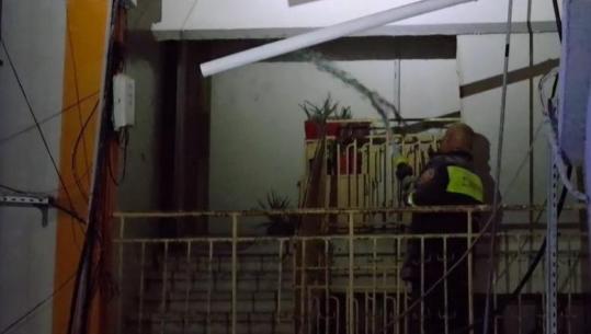 Fier/ Përfshihet nga flakët kabina elektrike e pallatit 5-katësh, shkak dyshohet mbingarkesa e rrjetit