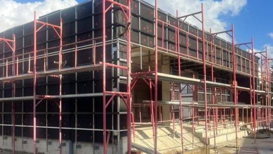 Lirimi i hapësirave publike/ Bashkia Tiranë bllokon një tjetër ndërtim pa leje në Farkë