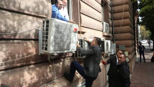 Noka 'harron shfaqjet' e tij në Kuvend me veshje luksi, kritika deputetëve: Mos ejani me kostume 5 mijë euro e kollare 2 mijë euro