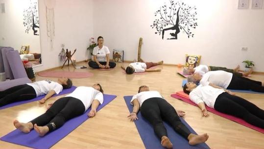 Klinika 24/ Yoga kthehet në terapi për gratë që kanë mposhtur kancerin e gjirit 