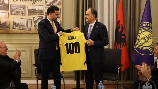 Klubi ‘Besa’ festoi 100-vjetorin, presidenti Begaj mori pjesë në ceremoninë në Kavajë! Merr dhuratë një fanellë nga kryebashkiaku Qosja