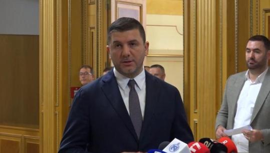 Kosovë/ Memli Krasniqi: Të shkojmë direkt në zgjedhje të parakohshme, as ne nuk i kemi numrat për të formuar qeverinë e re! Kurti arrogant