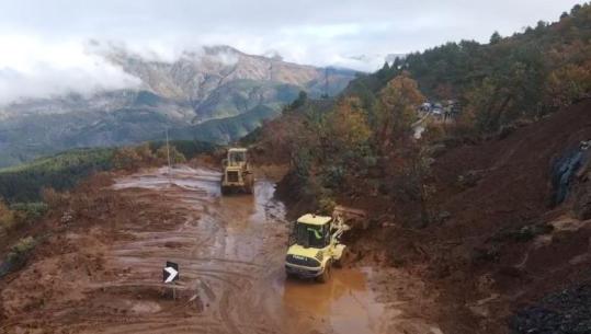 Shembja masive e dherave në Pukë - Fushë Arrëz, pamjet me Dron nga segmenti i bllokuar! Dhjetra makina në pritje për të kaluar (VIDEO)