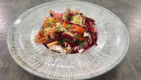 Sallatë plot shije me lakër të bardhë nga zonja Albana